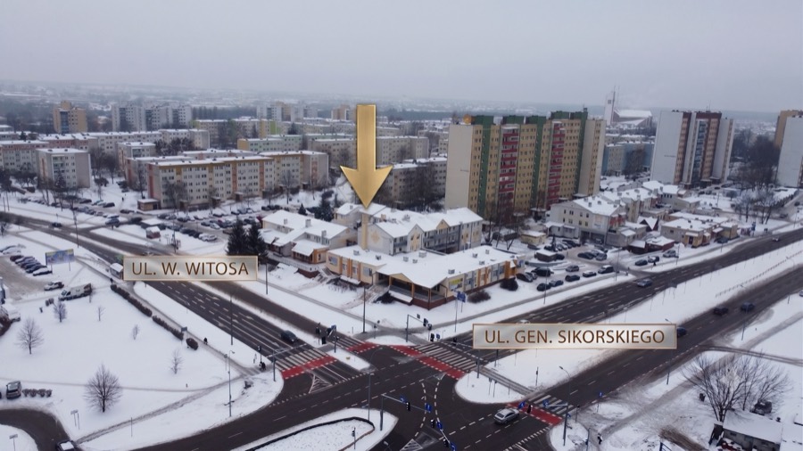 Widok z lotu ptaka na skrzyżowanie ul. Witosa i ul. Gen. Sikorskiego ze strzałką wskazującą budynek gabinetu